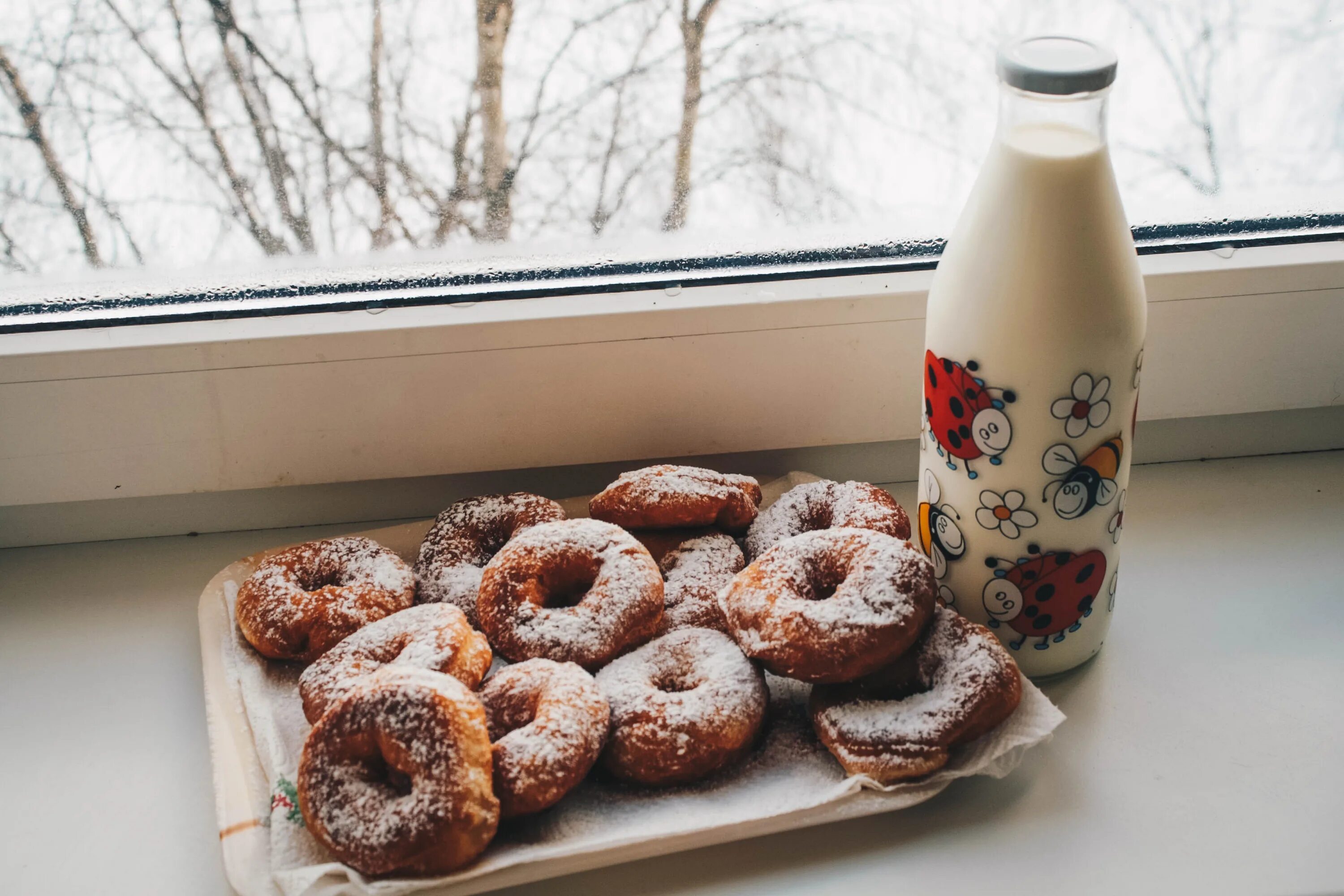 Window cookie. Печенье пончики. Пончики с пудрой. Пончики с молоком. Выпечка с сахарной пудрой.