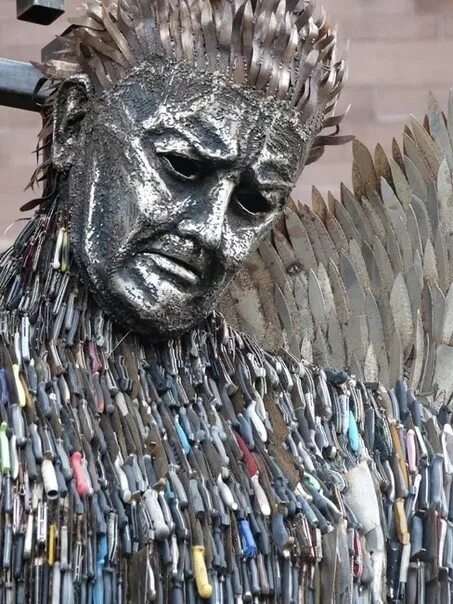Тысяча ножевых. Альфи Брэдли скульптура из ножей. "Ангел из ножей", Автор Альфи Брэдли. Knife Angel скульптура. Knife Angel - скульптура из 100 000 конфискованных полицией Англии ножей.