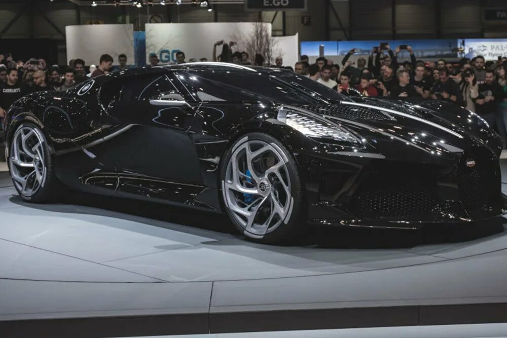 Самый дорогой машина в мире 2023. Бугатти la voiture noire 2021. Бугатти Bugatti la voiture noire. Машина Бугатти la voiture noire. Bugatti la voiture noire — 18,7 млн.