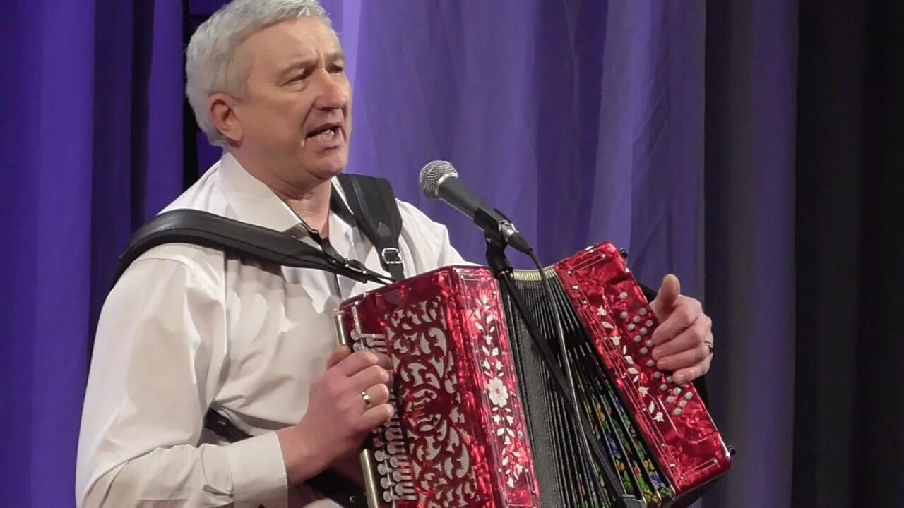 Стояла чудная сосна и над рекою вековала под гармонь. Стояла чудная сосна и над рекою вековала. Стояла чудная сосна под гармонь. Слушать песню стояла чудная. Хватов сергей гармонист ярославль.