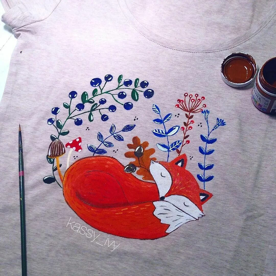 Рисование на футболках акриловыми красками. Рисунки красками по ткани. Роспись одежды акриловыми красками. Рисование на футболках. Роспись на футболке акриловыми.