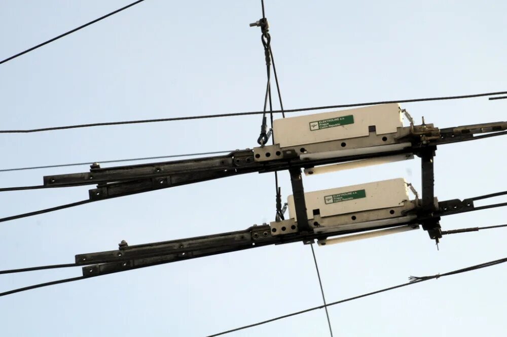 порядок действий при повреждении контактной сети. устройства электроснабжения железных дорог. уровень напряжения на токоприемнике электроподвижного состава. высота подвески контактного провода в искусственных сооружениях. токоприемнике в контактной сети напряжением.