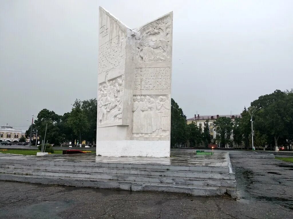 Памятник александру клубова вологда. Памятник октябрьской революции вологда. Памятники а ф клубову. Памятник героям октябрьской революции вологда. Памятник кузнецову в вологде.