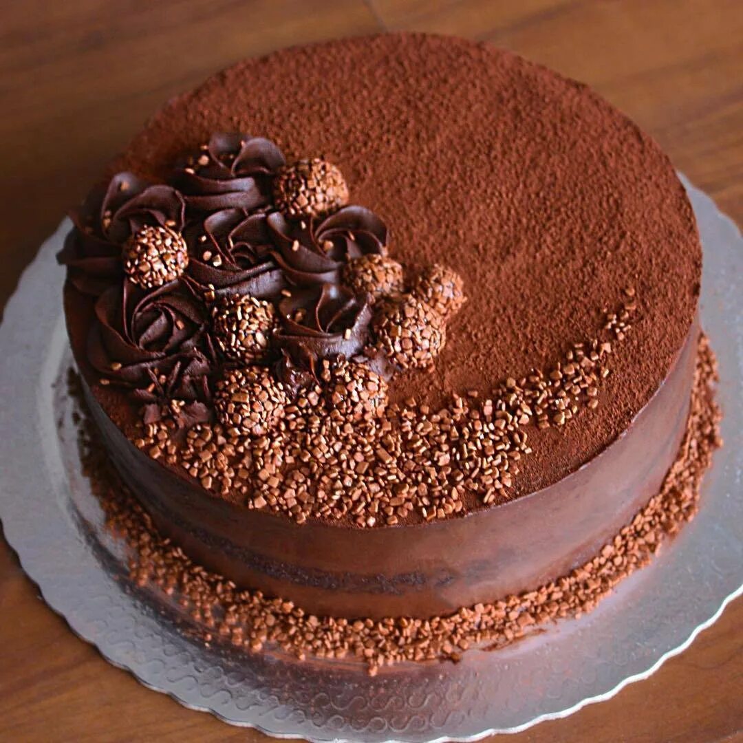 Украшение торта. Шоколадный торт. Торт с шоколадным декором. Украшение торта шоколадом растопленным. Шоколадная крошка в домашних условиях