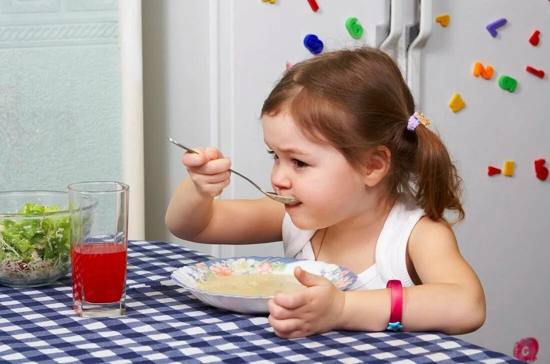 Картинка дети кушают. Дети за столом. Девочка кушает. Ребенок кушает. Ребенок завтракает.