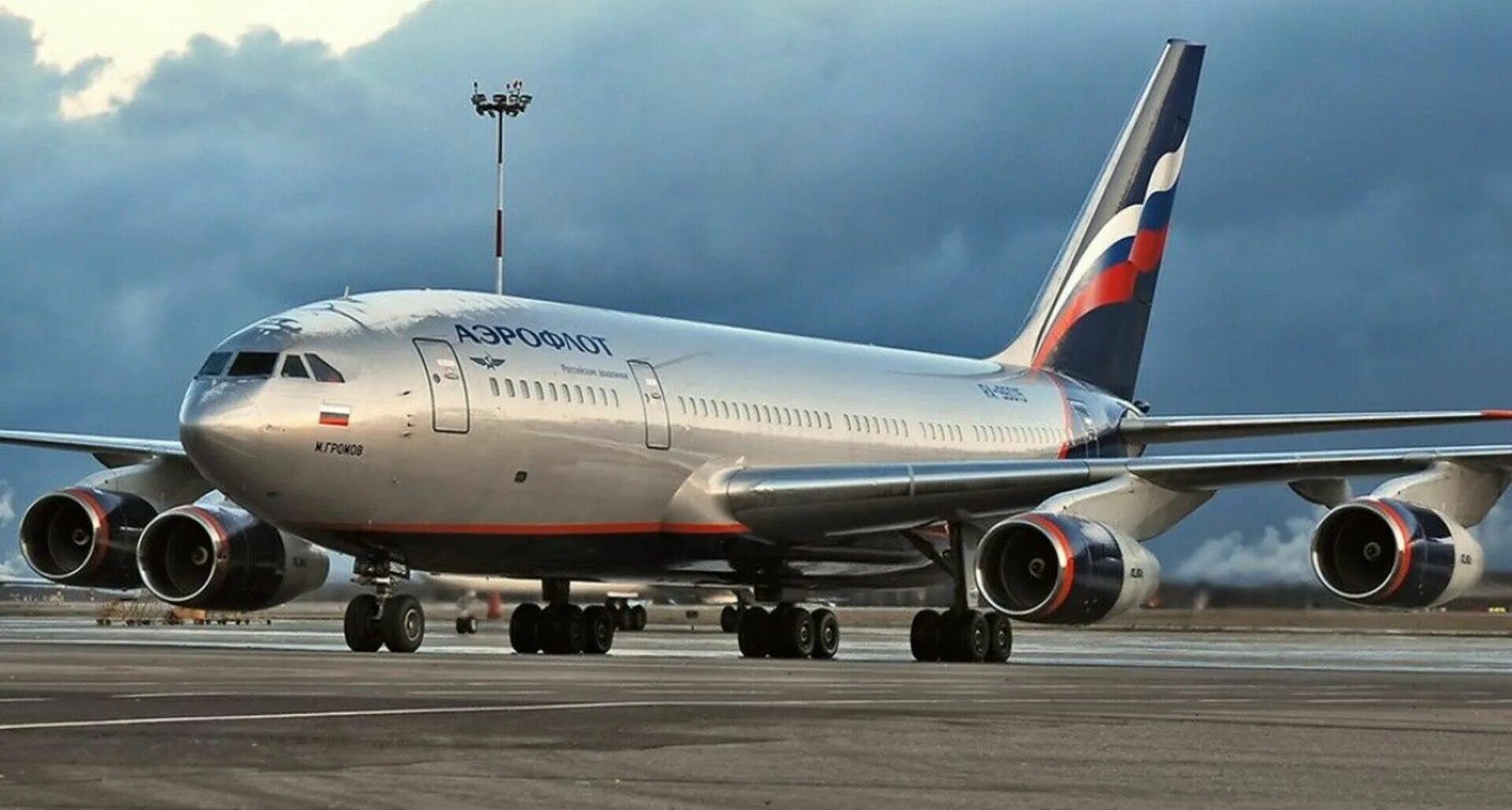 Aeroflot plane. Самолеты авиакомпании Аэрофлот. Ил-96 Нижневартовск. Пассажирский самолет Аэрофлот. Ил 96 300 Аэрофлот.