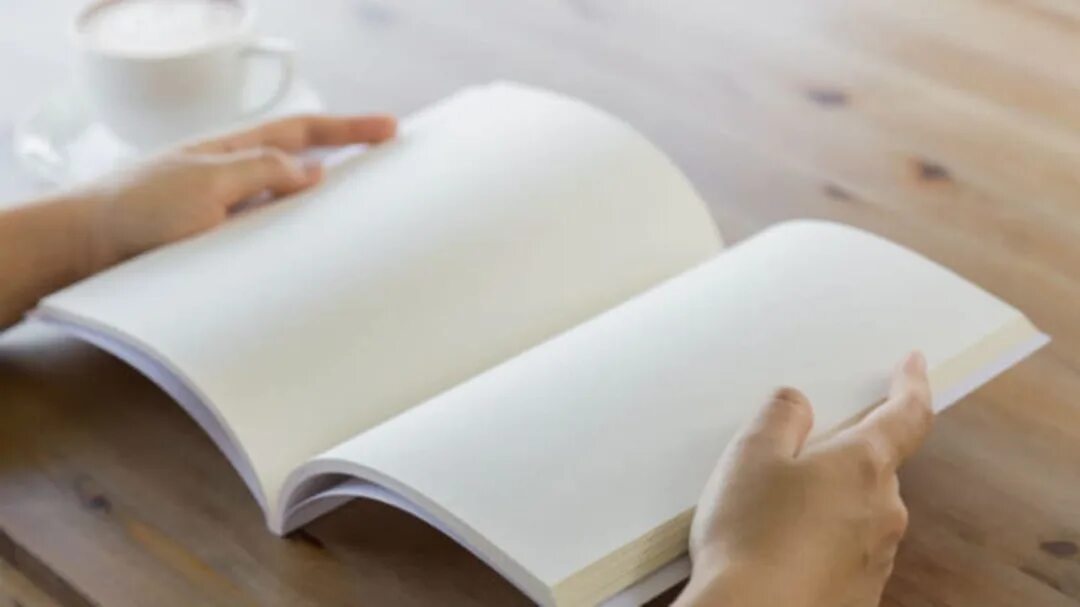 Пустой лист в книге. Книга с пустыми страницами. пустая книга в руках. каталог пустой.