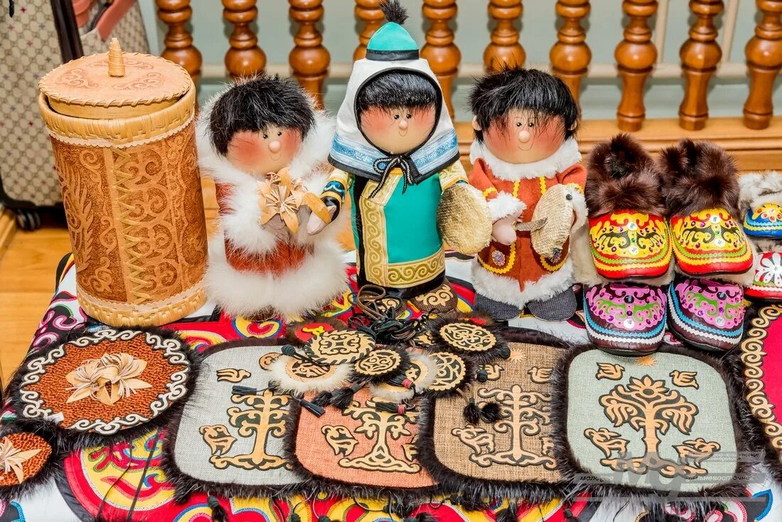 Нивхи, эвенки, нанайцы. Коряки промысел. Национальный промысел якутии. Коренные народы хабаровского края нанайцы. Ханты манси народ промысел ремесла.