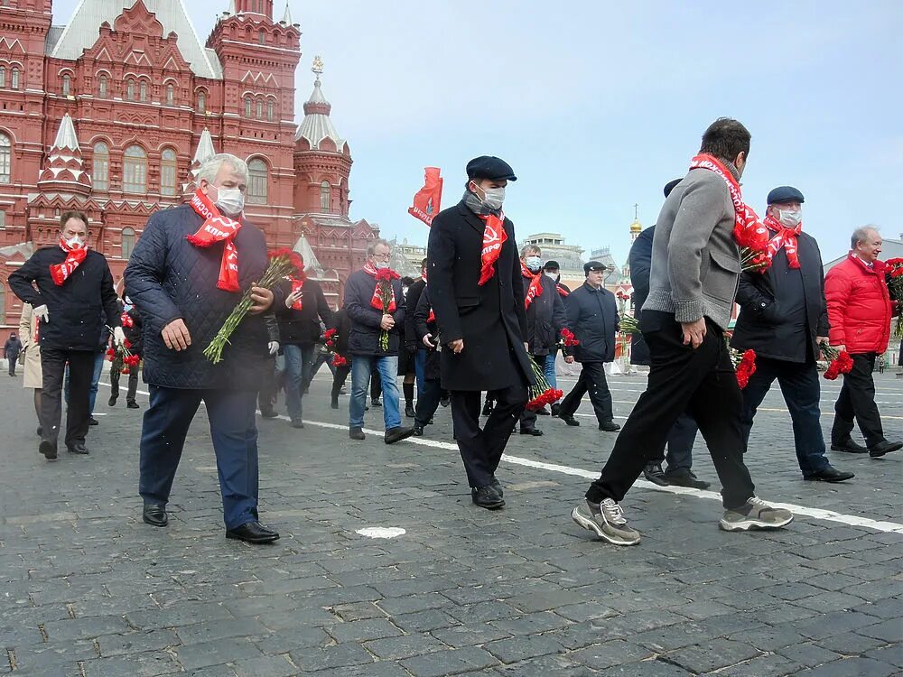 Мк новости сегодня и каждую минуту. Зюганов на красной площади. КПРФ на красной площади. КПРФ возложение цветов. Возложение цветов на красной площади.