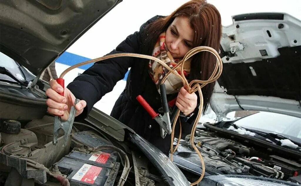 Аккумулятор автомобильный. Автомобильный аккумулятор в машине. Запуск двигателя автомобиля. Завести двигатель ремонта. Запуск двигателя автомобиля зимой.