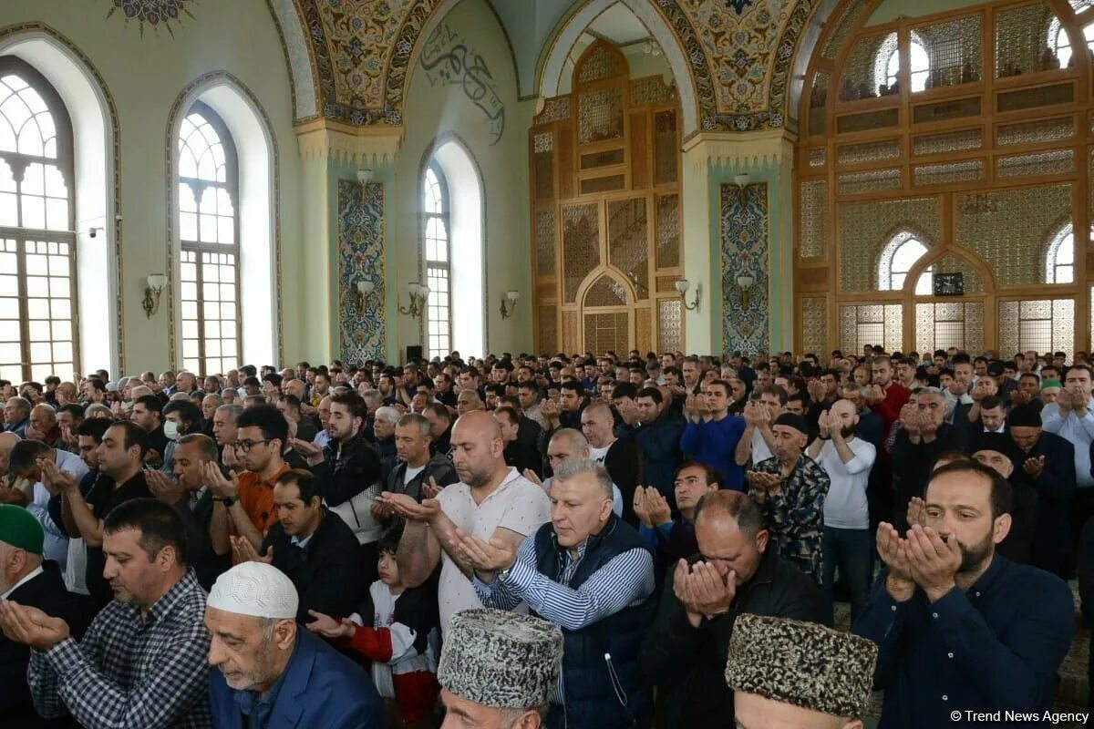 Совершение праздничного намаза ураза байрам. Мусульманские праздники. Байрам в Азербайджане 2021. Намаз. Праздничный намаз.