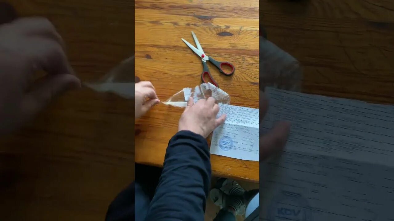 Как оторвать скотч. Отклеить скотч. скотч который легко отклеивается от бумаги. отклеенная бумага. лайфхаки отклеивания скотча от бумаги.