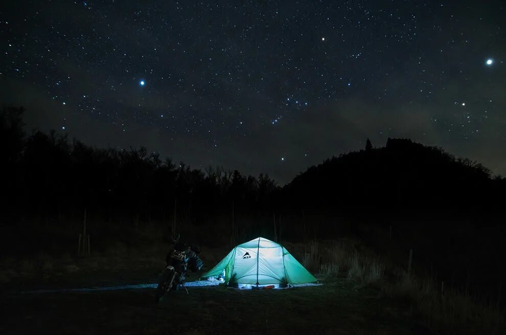 Темнота в палатке. Кемпинг ночью. Палатка ночью. Палатка в лесу ночью. Ночь палатка звезды.