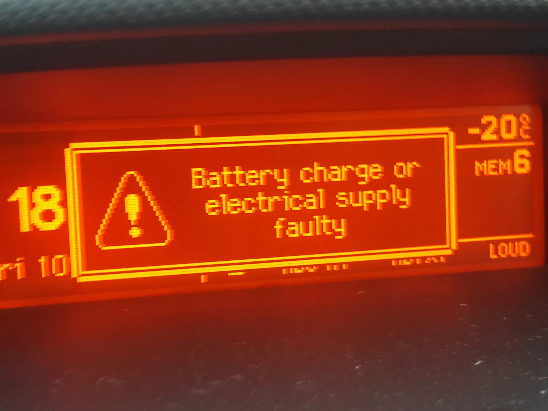 Battery charge or electrical Supply faulty Peugeot 308. Дисплей Ситроен Пежо 307. Ошибки на бортовом компьютере Пежо 308. Ситроен c4 depollution System faulty.