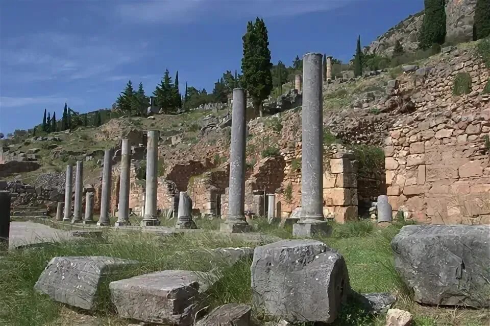 Спортивные игры проходящие в дельфах носили название. Храм Афины в Дельфах. Храм Афины Пронайи в Дельфах. Древнегреческий город Дельфы. Руины города Дельфы Греция.