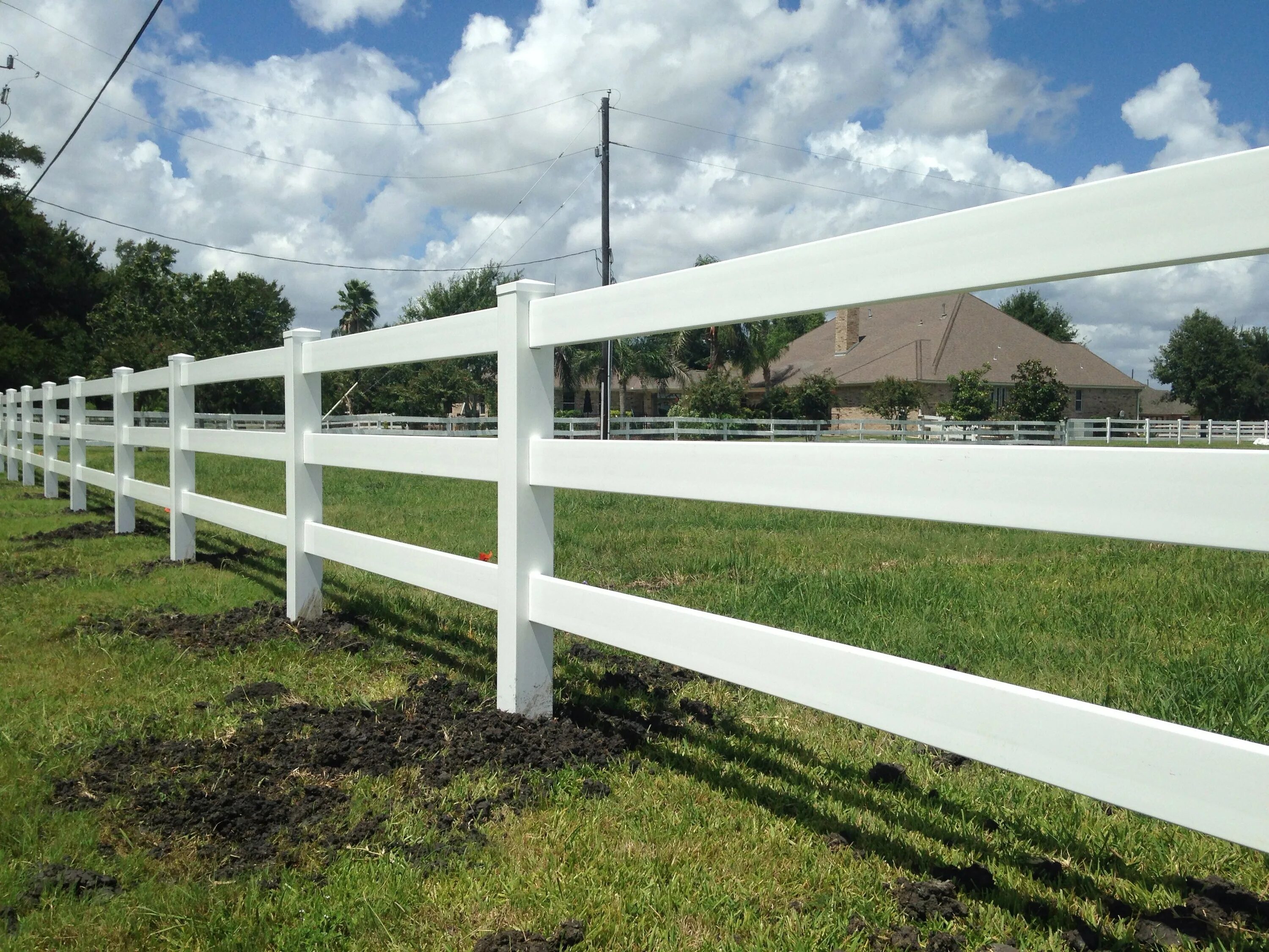 Забор ДПК ранчо. Американские заборы на ранчо. Забор в стиле ранчо. Забор ранчо деревянный.