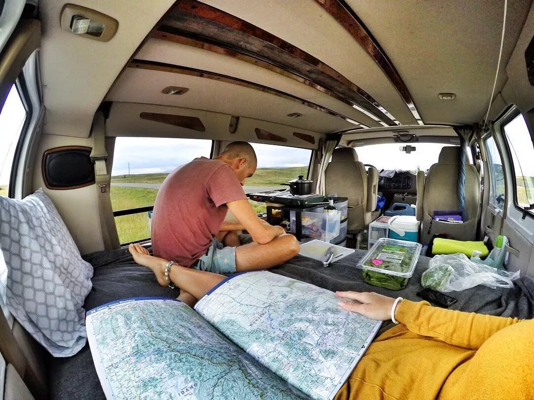 авто для семьи. люди живут в машине. автомобиль для бедных. люди живут в машине. люди живут в машине.