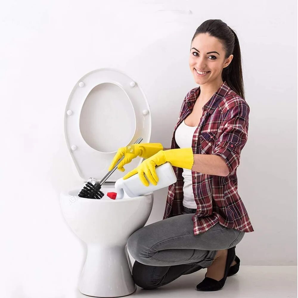 Чистый унитаз. Женщину приклеили к унитазу. Женщина чистит туалет. Девушка сантехника. Горничная моет туалет.