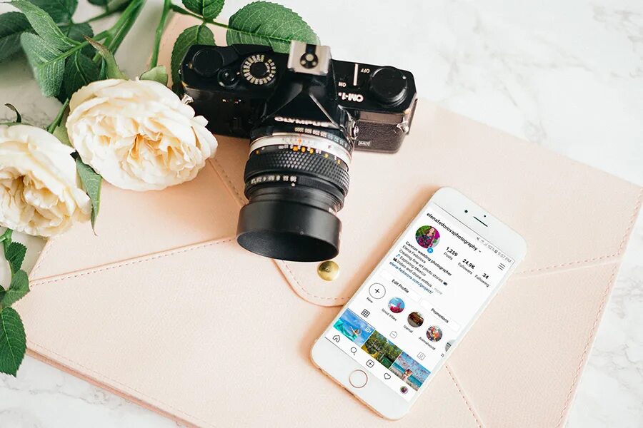 фотограф инстаграм. раскладка с фотоаппаратом. фотоаппарат в руках. фотограф инстаграм. контент съемка для фотографа.