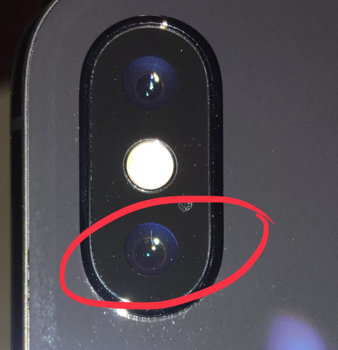 Айфон 12 вблизи спереди на камере синяя точка. Пыль под камерой iphone XS. Скол на камеры iphone. Как скрыть камеру на телефоне