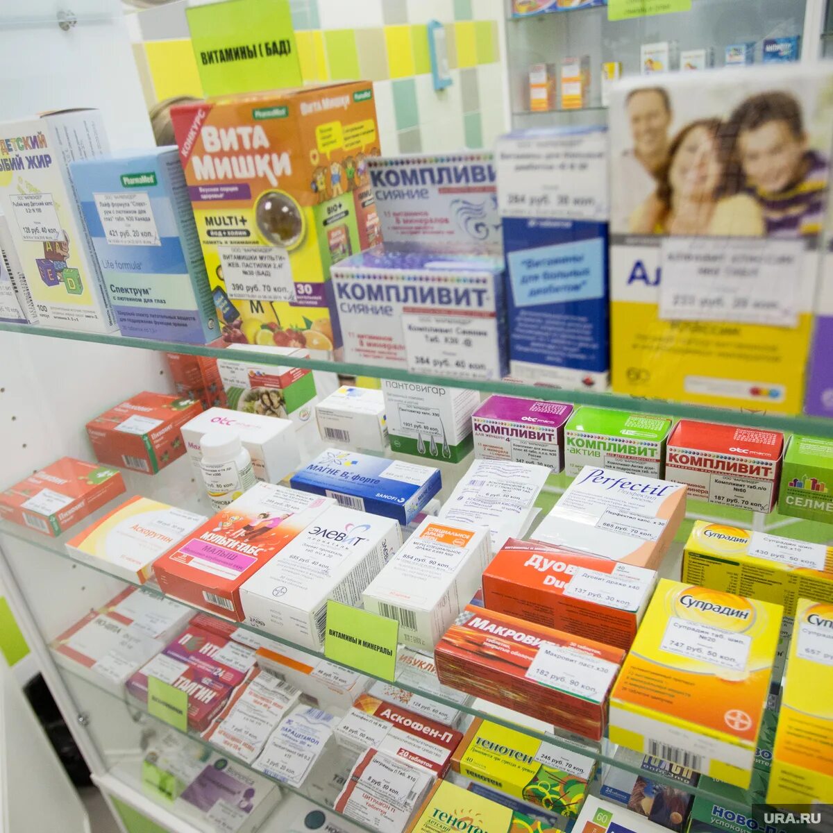 Склад для хранения лекарственных средств. Размещение на витрине в аптеке. Размещение товара на витринах в аптеке. Размещение лекарственных. Выкладка лекарств в аптеке.