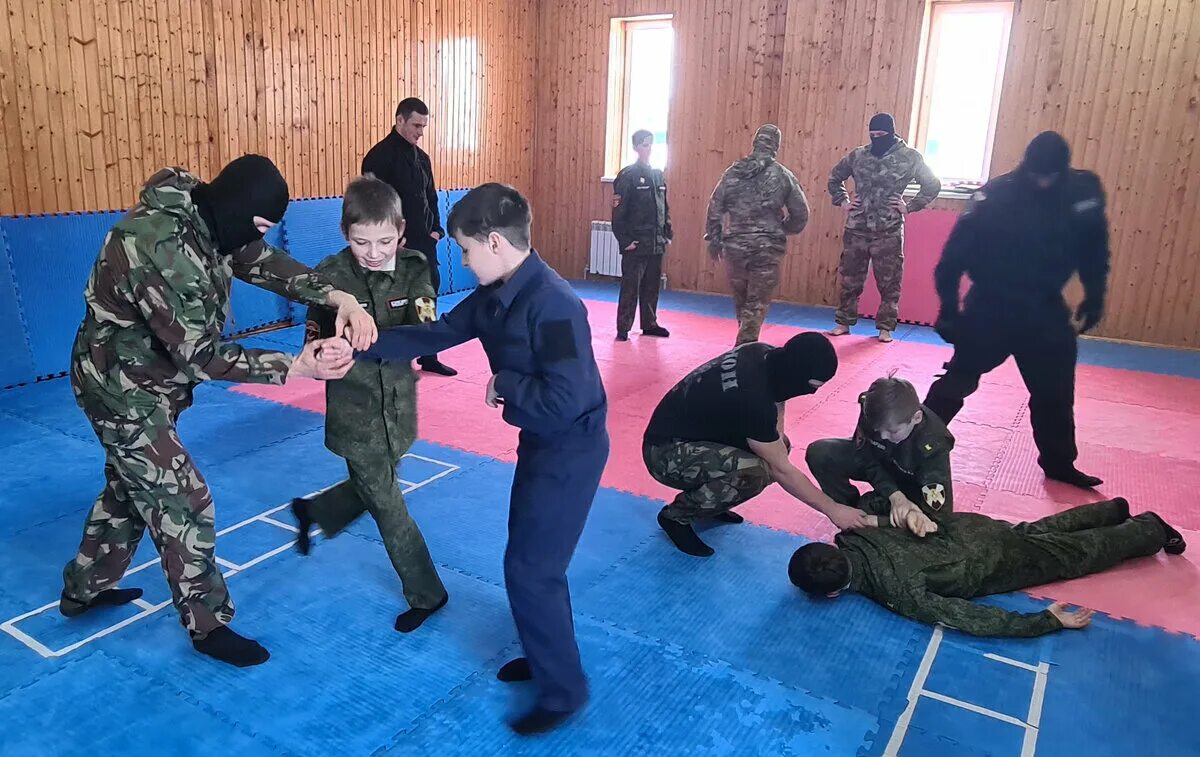 Почему в крокусе не было омона. ОМОН малахит. ОМОН В школе. ОМОН занятия. Кадетская школа ОМОН.