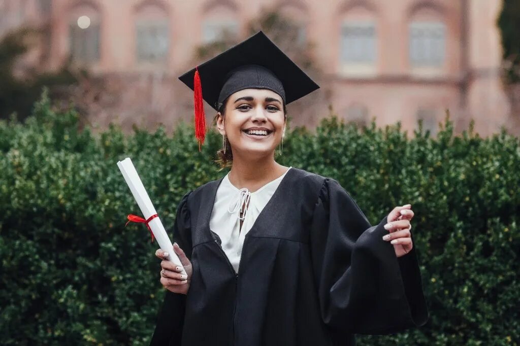 Шляпка студента. Головной убор студента. Магистратура девушки. Университет майти университет сша. Студенты магистры.