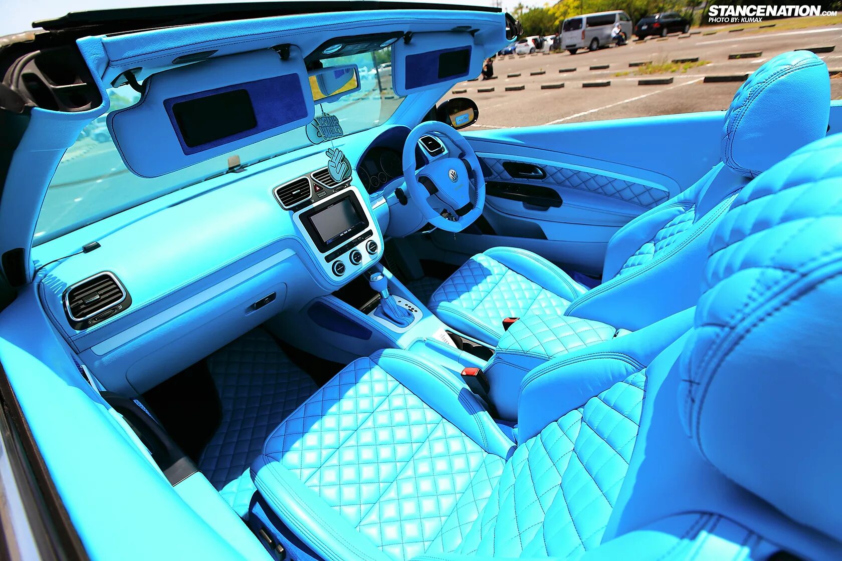 Chrysler 300c interior tuning. Перешивка сидений рендж ровер. Rolls royce синий салон. Синий салон машины. Синий салон автомобиля.