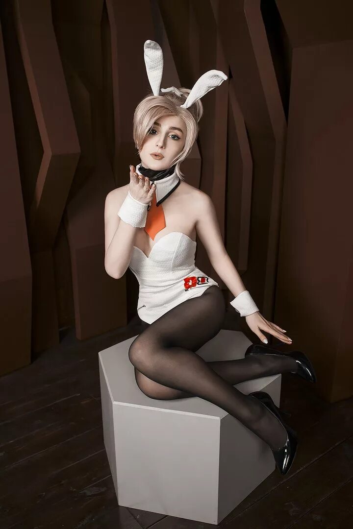 Rabbit cosplay. Банни герл Мэй. Банни герлз овервотч. Девушка кролик. Девушка в костюме кролика.