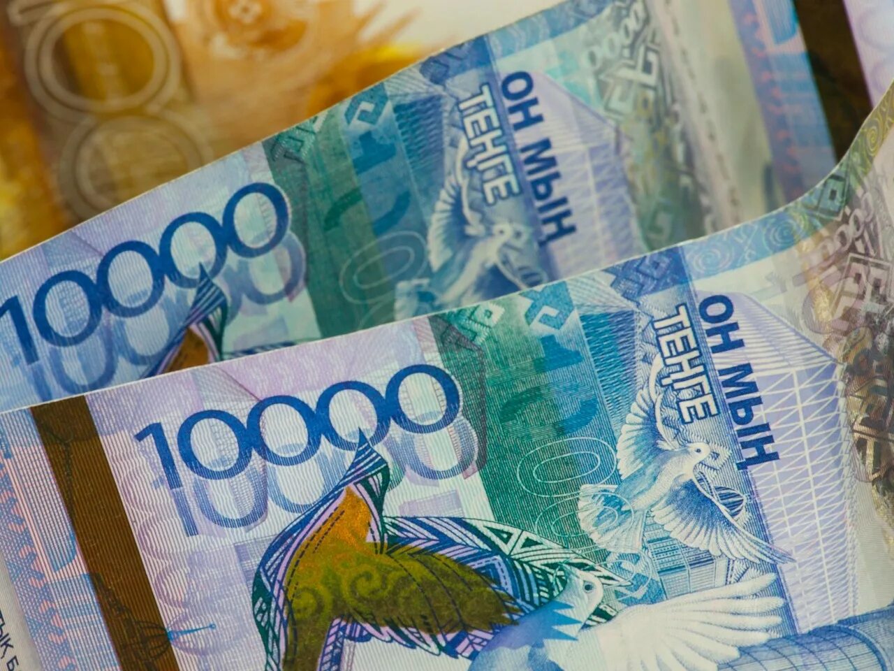 Пачка тенге. Пачка казахстанских денег в руке. Много денег тенге. Тенге казахстан. 1000 тенге в рублях.