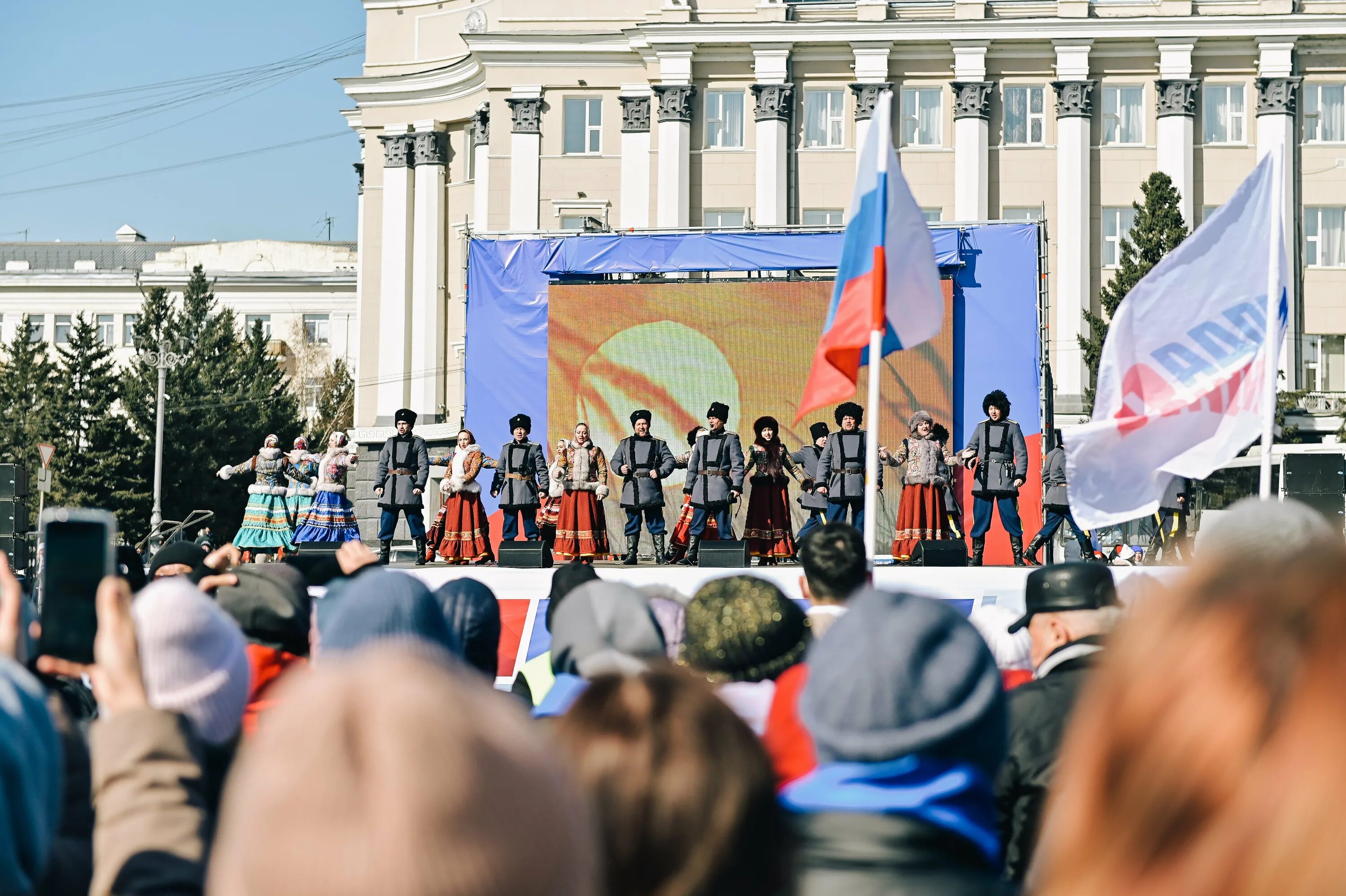 Группа сильная россия. Площадь советов Улан-Удэ 2022. День народного единства Бурятия. Россия народом сильна. Площадь советов.