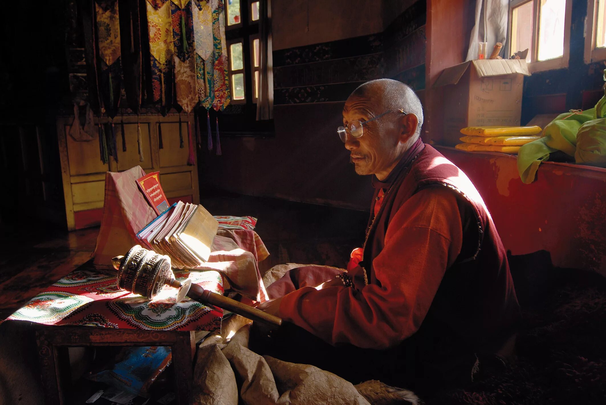 Монах долгожитель. Буддистские четки Далай лама. Столетний тибетский монах. Тибетский монах долгожитель. Буддистский монах Монголия.