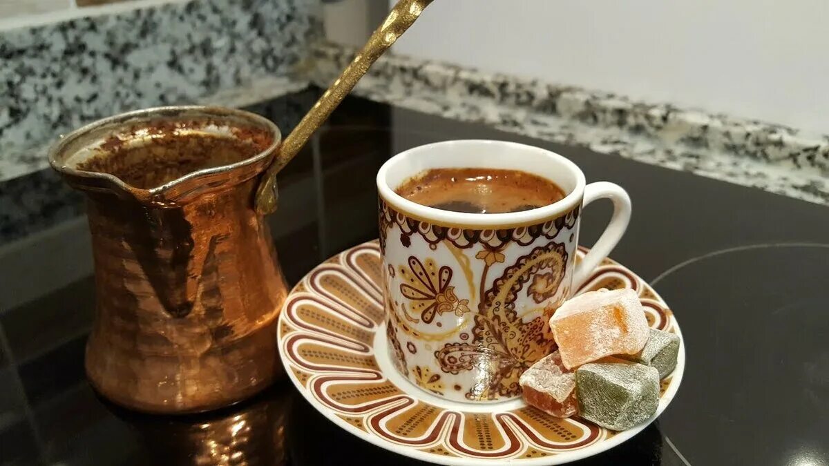 Турецкие картины кофе. Турка для кофе. Чашки для кофе по восточному. Турецкое кафе. Как пить турецкий кофе.