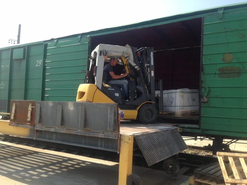 Погрузка биг бэгов в вагон. Разгрузка вагонов погрузчиком. Погрузка и выгрузка грузов на жд. Погрузка разгрузка вагонов. Выгрузка полувагонов краном.