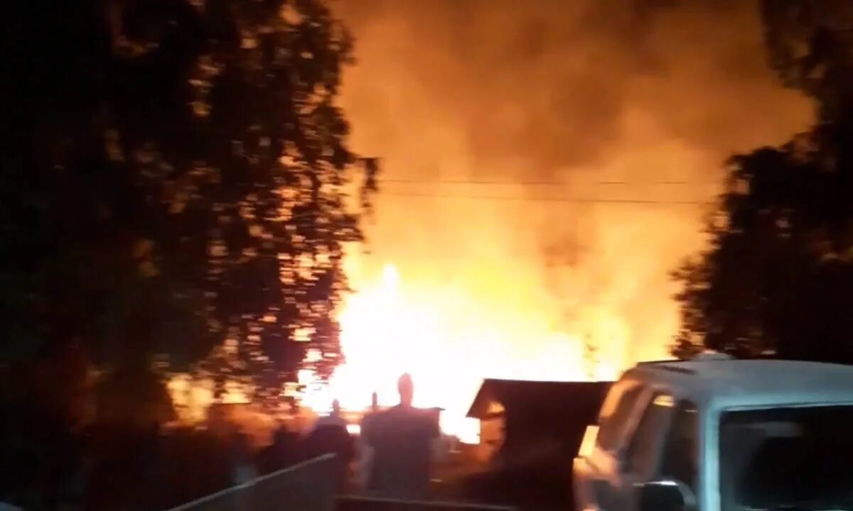 Где сегодня ночью был пожар. Пожар ночью. пиндуши пожар. пожар дом ночь. пожар в медвежьегорске сегодня.