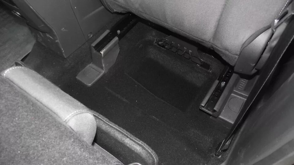 Ford Kuga 2 ящики под сидения. Планка кармана сиденья Форд фокус 2. Подседельный динамик под пассажирским сиденьем MB Vito 638. Тайник под сидением.