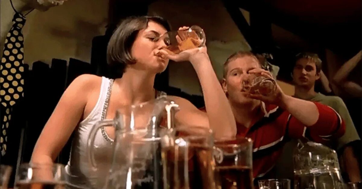 Глоток открыто. Пиво гиф. Девушки выпивают. Женщина пьет пиво.