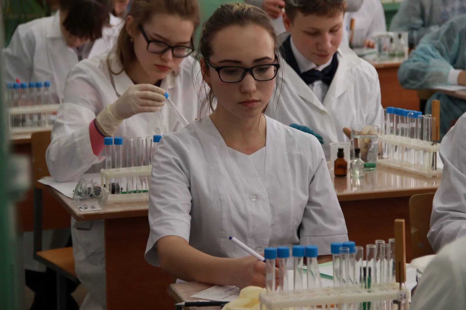 Химико биологический университет. Олимпиада школьников по химии. Химико биологический университет. Физико биологический факультет москва. Биофак мгу лаборатории.