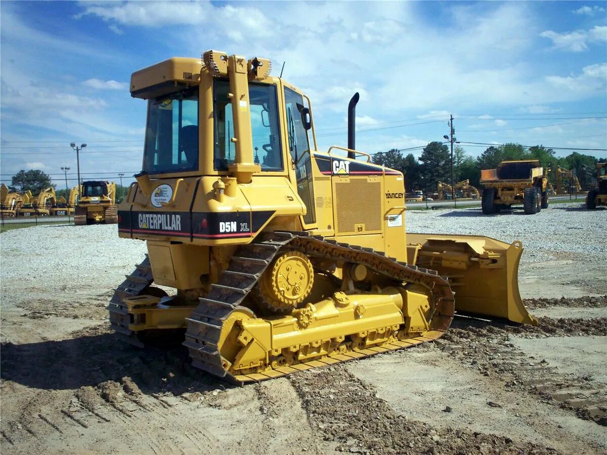 Мощность двигателя бульдозера. Бульдозер Cat d5n. Бульдозер Caterpillar d5. Бульдозер Caterpillar d5n XL. Caterpillar d5r 2xl.