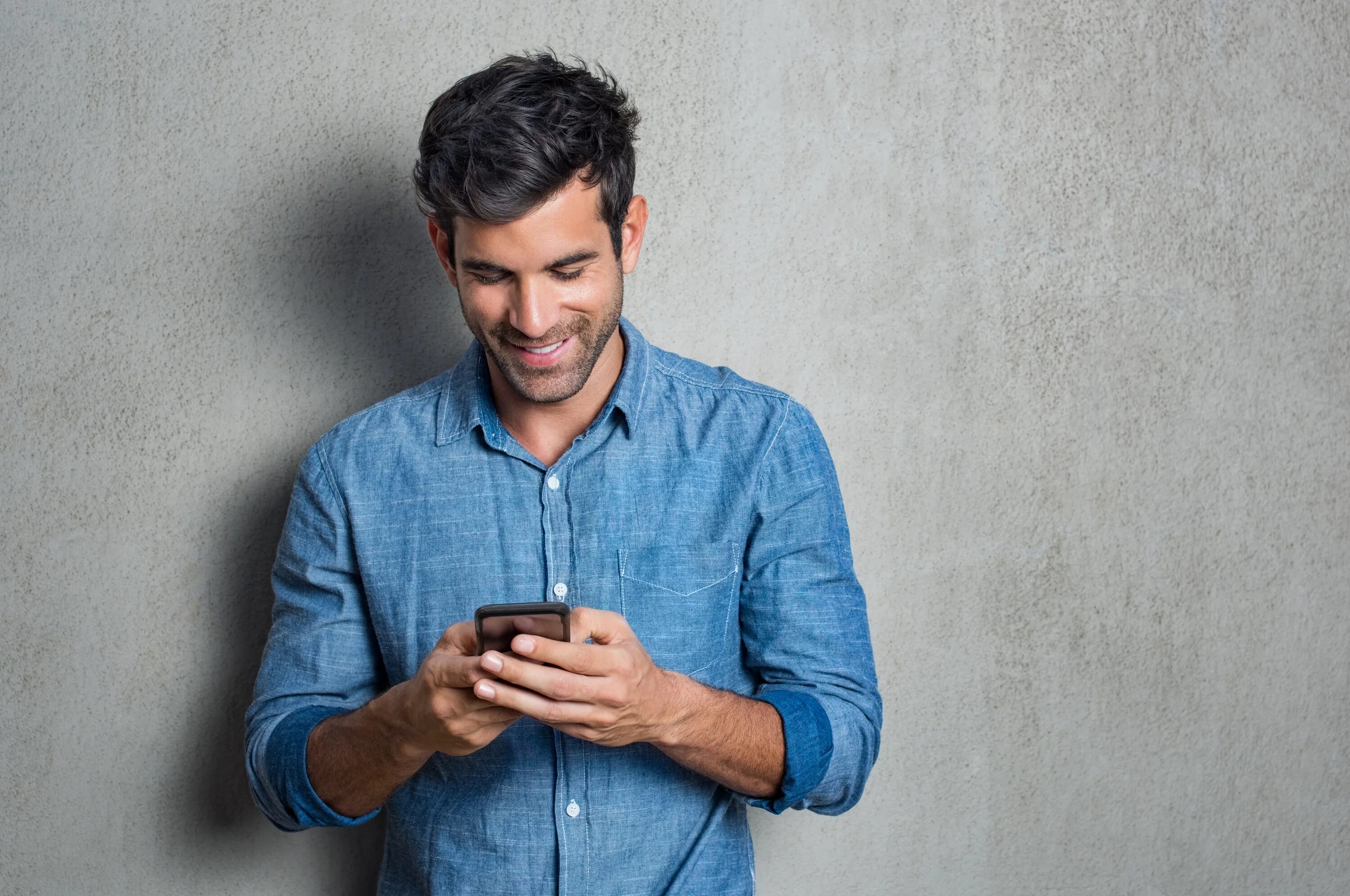 A man has four. Красивый психолог мужчина. мужчина пишет в телефоне. man with phone. guy with phone.