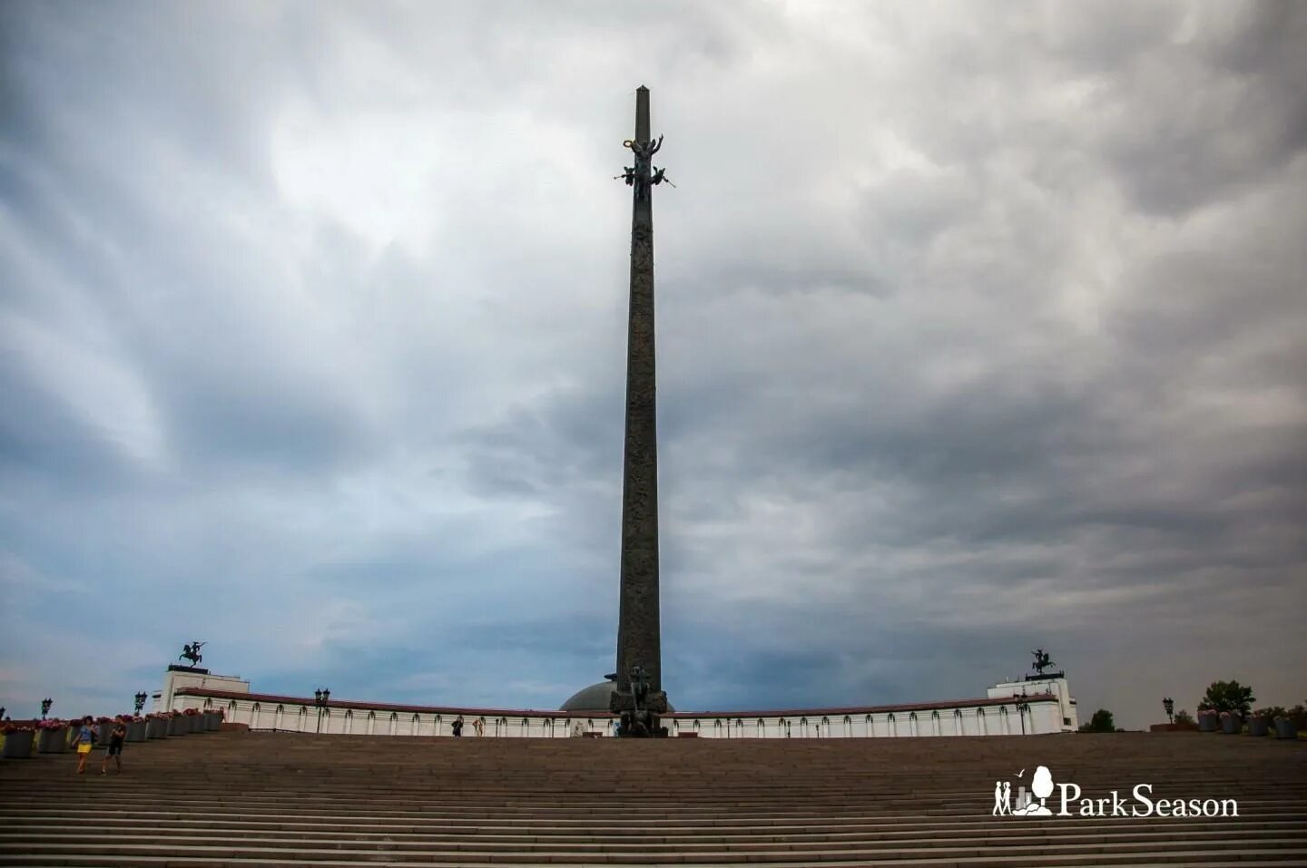 Обелиск на Поклонной горе в Москве. Поклонная гора монумент Победы. Памятник победы на горе