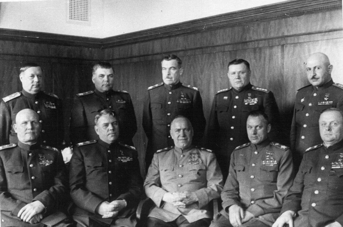 Командующий маршал советского союза. Маршалы победы конев василевский. маршалы победы жуков, рокоссовский конев. рокоссовский конев василевский маршалы. маршалы советского союза г.к. жуков и а.м. василевский.