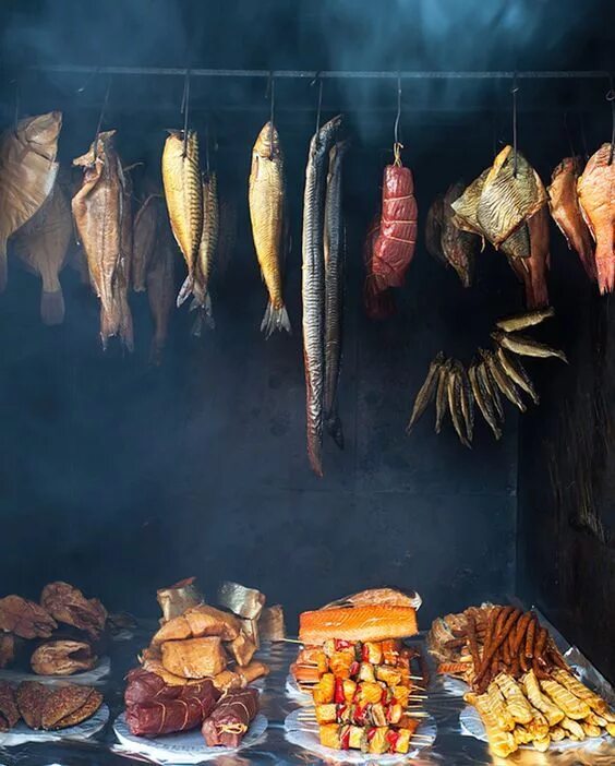 Рыба и дым. Мясо и рыба. красивая подача копченой рыбы. крафтовая коптильня. копченая красная рыба.