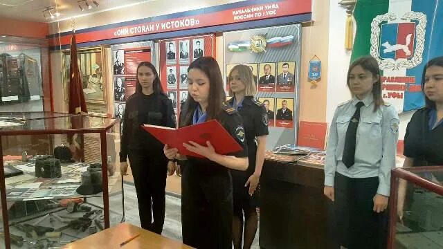 Сотрудники принимают участие в выборах. Сотрудники принимают участие в выборах. Подростки на выборах. Сотрудники принимают участие в выборах. Люди голосуют.