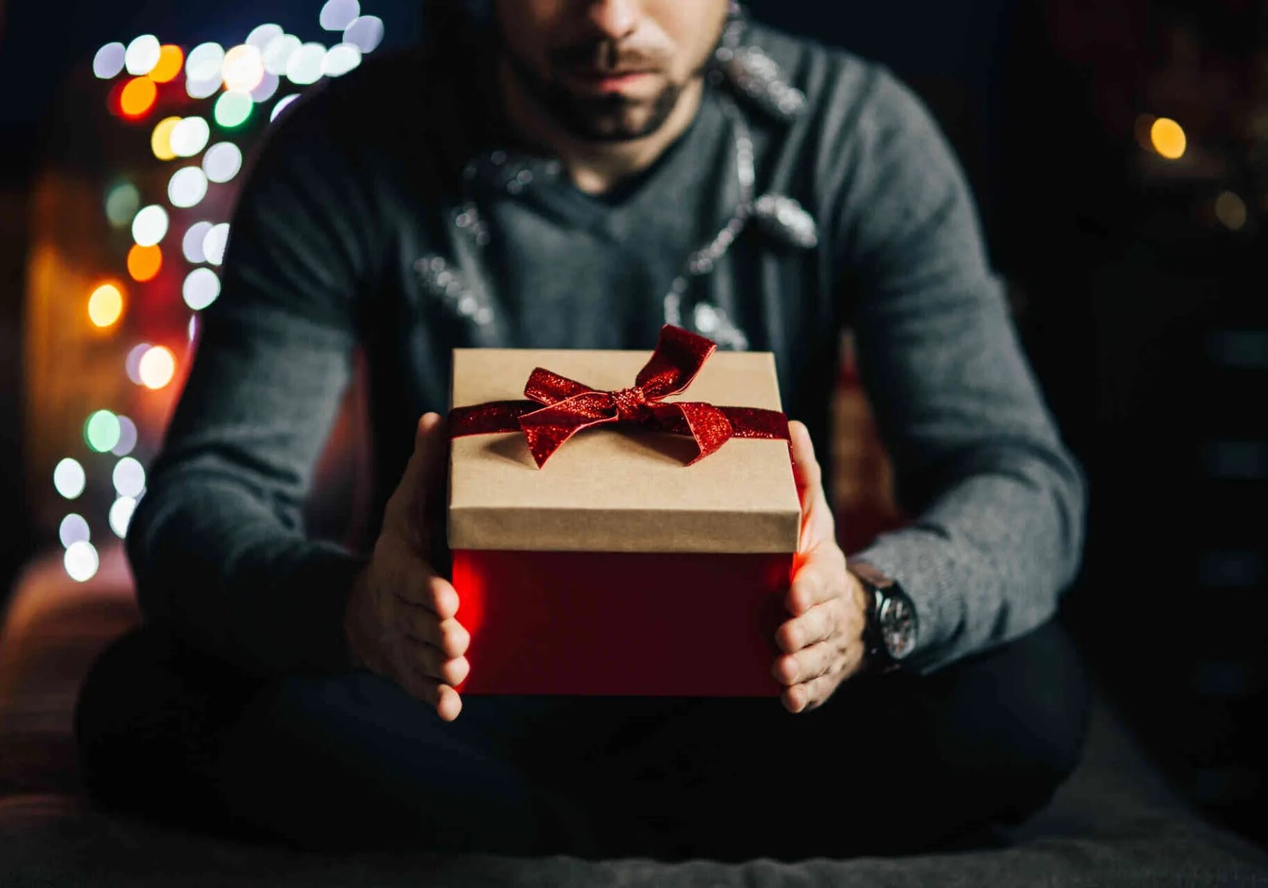 Девушка дарит подарок мужчине. Подарочек парню. Необычный подарок любимому мужчине. Подарок девушке. Подарочек парню.