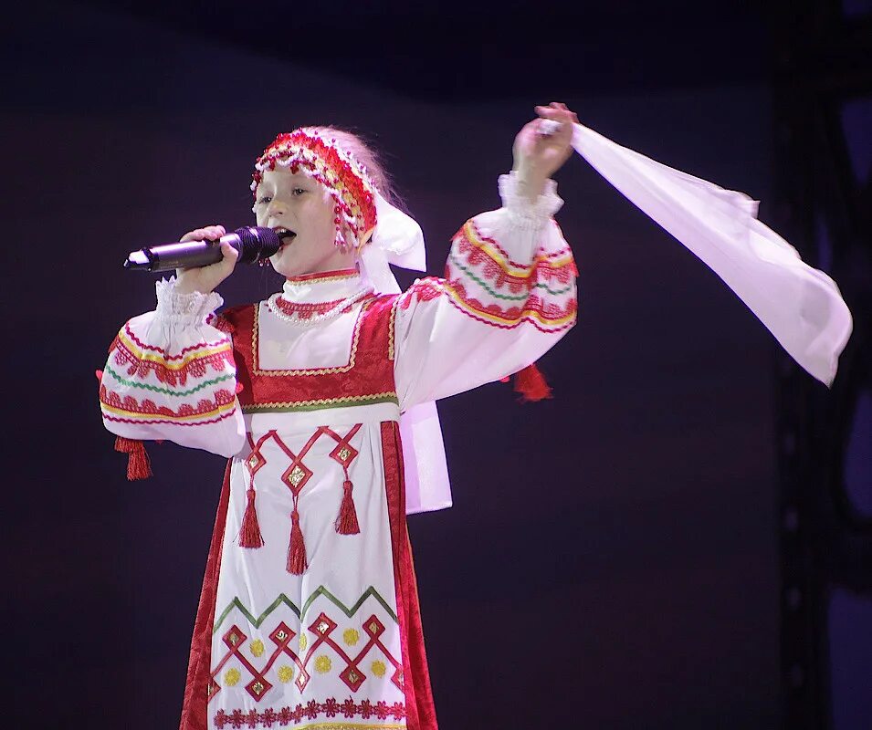 Фольклорное пение. Фольклорный вокал. Народный фольклор вокал. Девушка в русском народном костюме поет. Лучшее исполнение русских песен