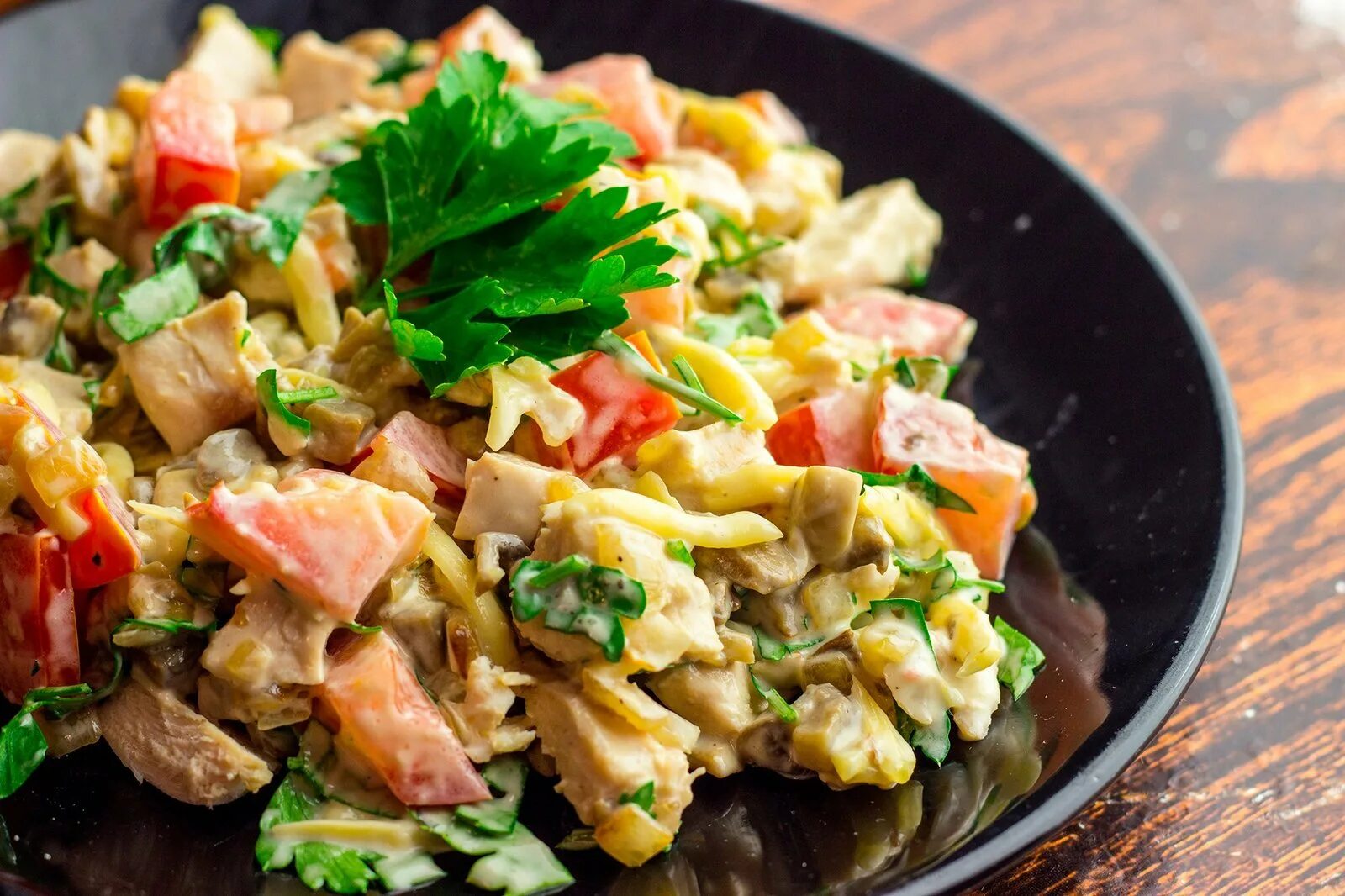 Салат филе грибы жареные. Салат куриный с шампиньонами. салат с шампиньонами и курицей. салат с шампиньонами и помидорами. салат куриный с грибами и сыром.