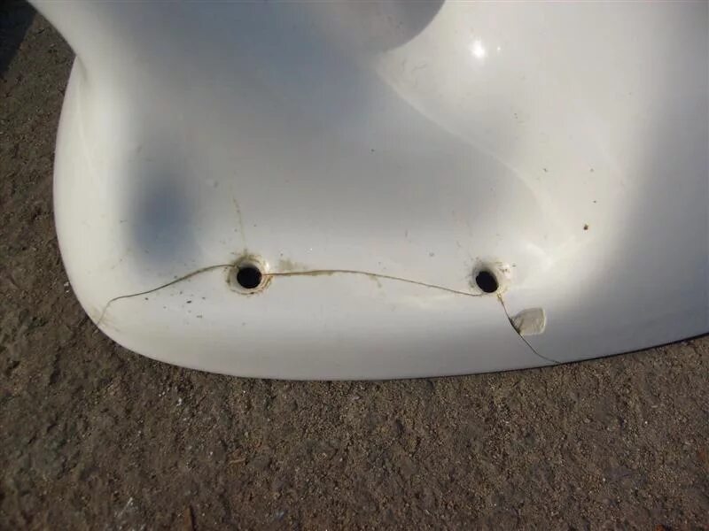 Лопнула крышка унитаза. Чем заклеить керамический унитаз. Керамический унитаз. Манжета соединяющая смывной бачок с унитазом. Клей для керамики унитаза.