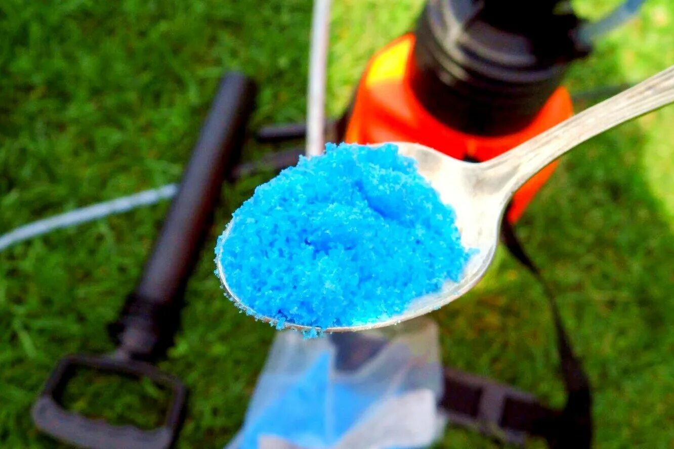 Марганцевый купорос. Медный купорос для огорода. Известь с медным купоросом. Медный купорос для огорода. Обработка деревьев бордосской жидкостью.