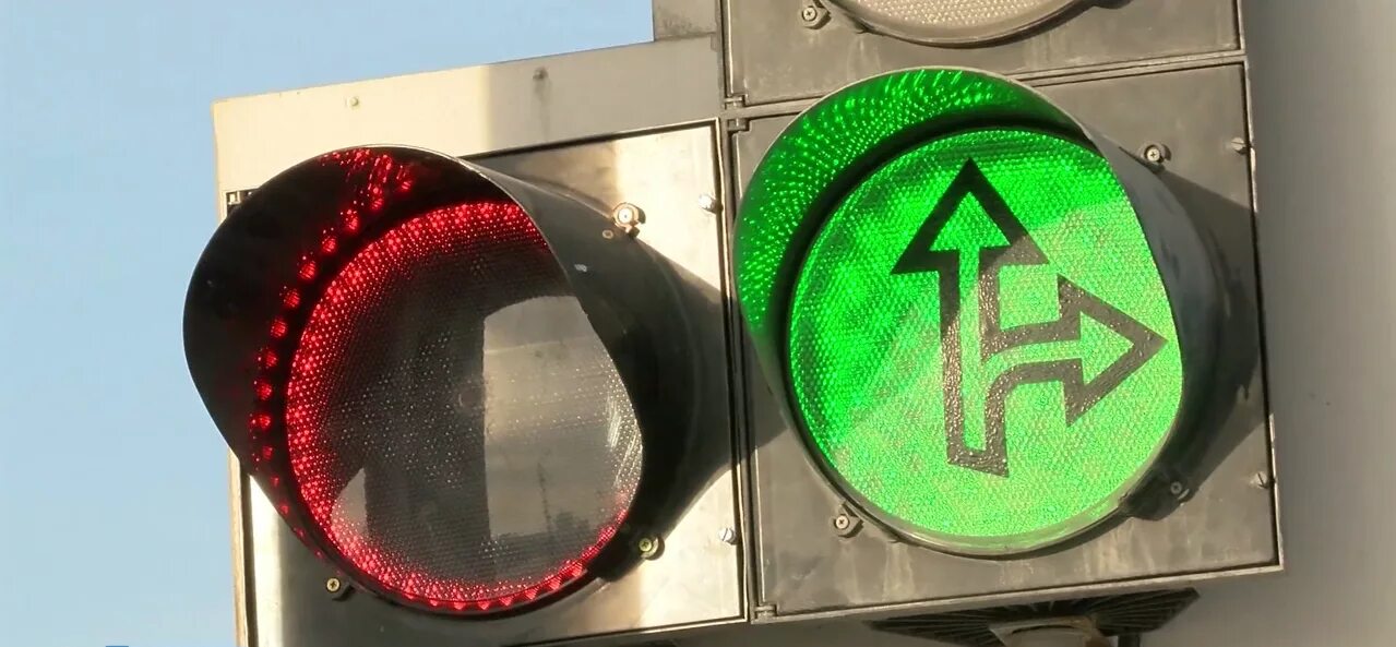 В каком горит зеленая. Светофор с дополнительной секцией. Дополнительная секция светофора со стрелкой. Светофор со стрелками. Зеленый сигнал светофора.